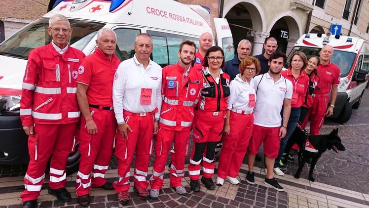 Un gruppo di volontari della Croce Rossa di Schio.