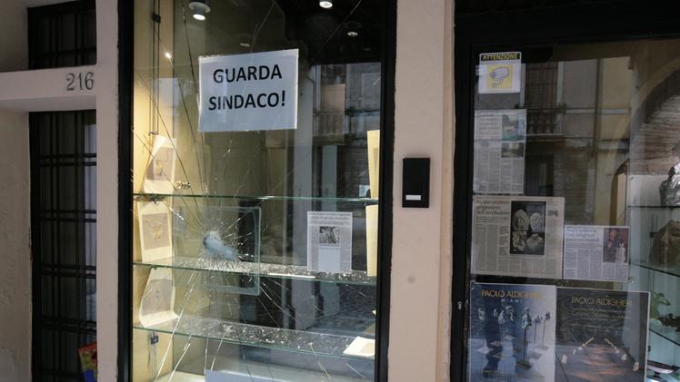 I cartelli affissi dal gioielliere dopo l’ultima tentata incursione ai  danni del suo negozio. COLORFOTO ARTIGIANA