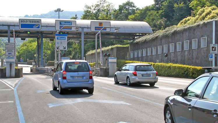 Il casello del tunnel sotto lo Zovo dove passano circa 2 milioni di veicoli all’anno. FOTO DONOVAN CISCATO