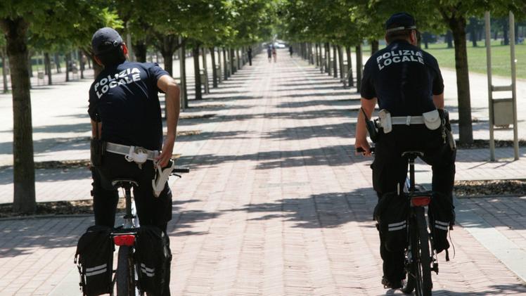 Il Comune acquisterà nuovo materiale per la polizia locale: nella lista anche le divise invernali per le bici