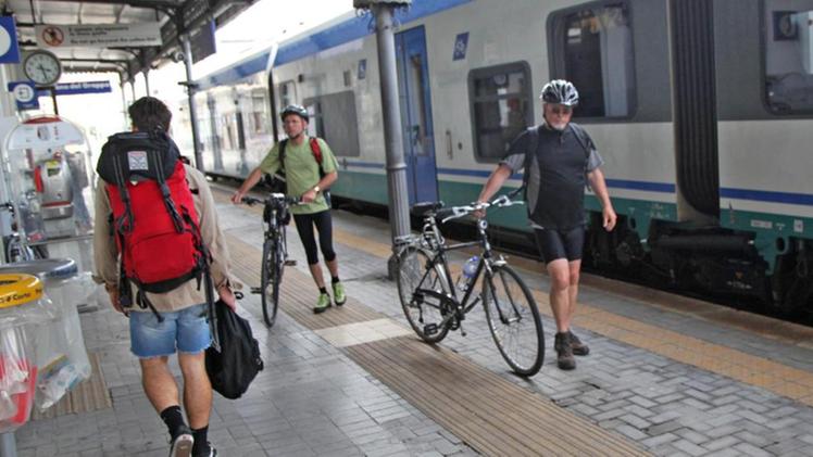 Cicloturisti in stazione in attesa del treno. FOTO CECCON