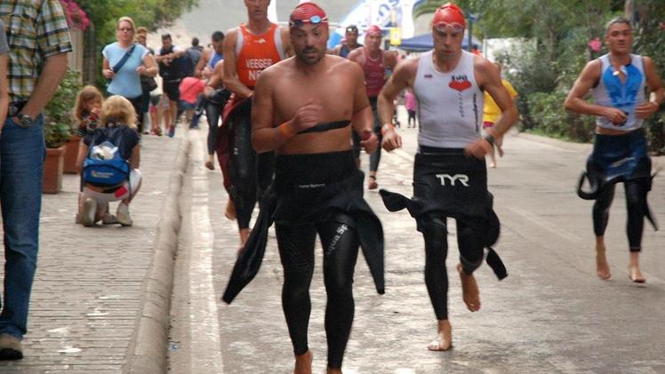 Gianpiero Bianco, 43 anni,  durante una gara di triathlon che prevede tre fasi: corsa, ciclismo e nuoto
