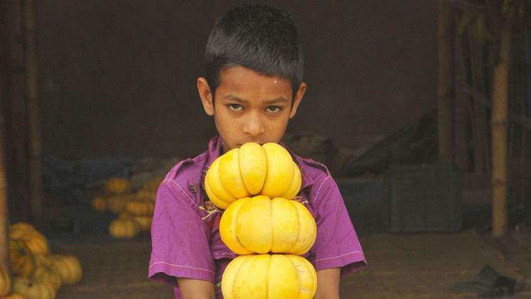 Nella foto un’immagine di repertorio di un bambino bangladese che vive in patria. Il piccolo residente a Schio rischia di tornare in Bangladesh