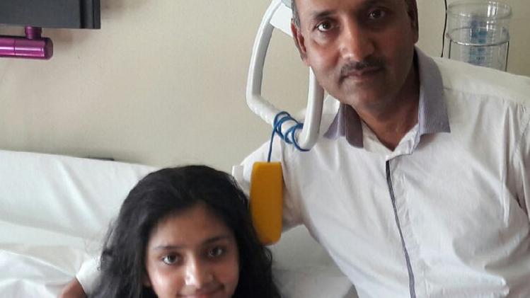 Faiqa, 12 anni, felice in ospedale a fianco del papà Sultan. FOTO PEPE