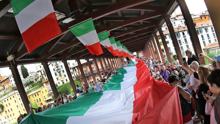 Una suggestiva immagine aerea della bandiera tricolore in centro storico FOTO DI FABIO MARINI PER L’“ANPS”Il transito sul Ponte Vecchio FOTOSERVIZIO CECCON  