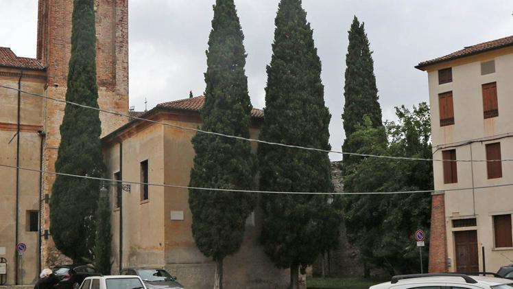 Il sindaco Riccardo Poletto e alcune auto parcheggiate nel cortile del Castello FOTO CECCON