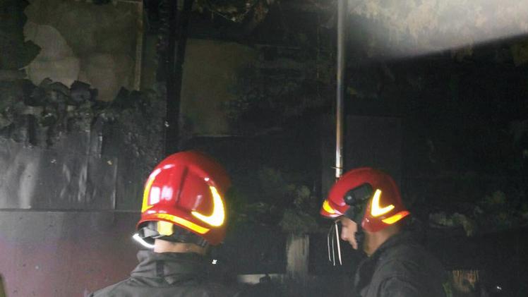 I vigili del fuoco all’interno degli uffici distrutti da fumo e fiammeL’incendio si è propagato al primo piano della palazzina uffici della ditta di autotrasporti di via Montorso