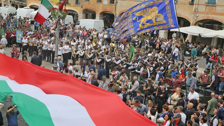 La bandiera di San Marco retta da Pozza in piazza Libertà. FOTO CECCON