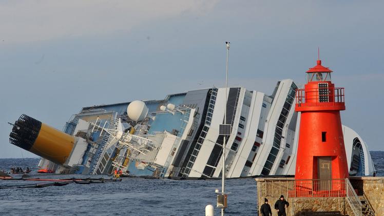 La nave da crociera Costa Concordia reclinata su un fianco dopo il naufragio all’isola del Giglio.  ARCHIVIO