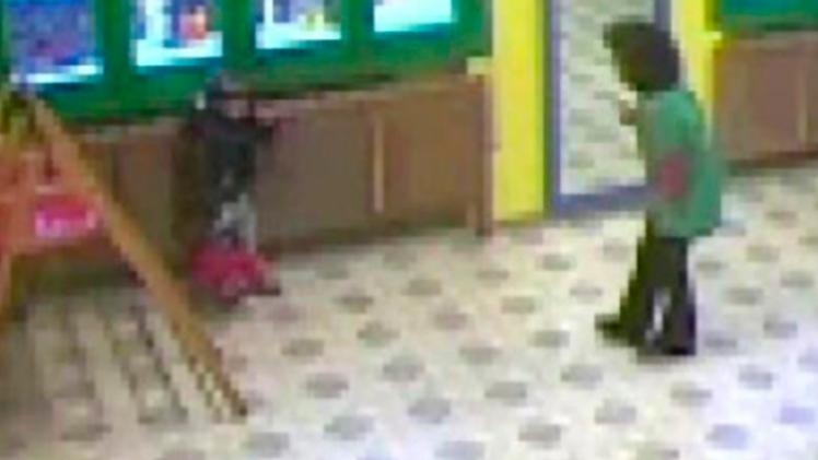Un fermo immagine del video registrato dai carabinieri con le telecamere nascoste dentro la scuola