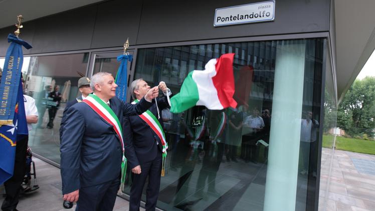 I due sindaci Variati e Rinaldi scoprono la targa della nuova piazza intitolata a Pontelandolfo. COLORFOTO