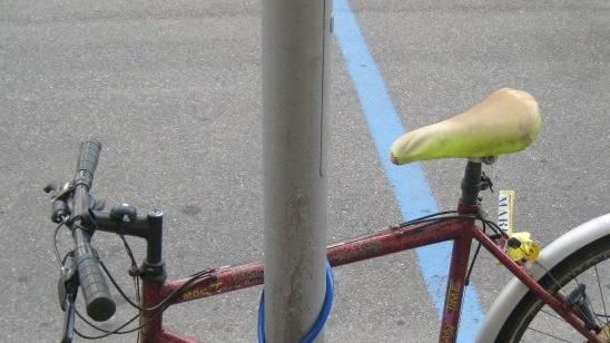 Una bicicletta depredata in piazza ad Arzignano.  ARCHVIO