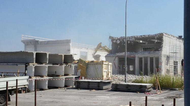 La demolizione dell’ex stabilimento delle Latterie Vicentine in via Vicenza. DAL CEREDO