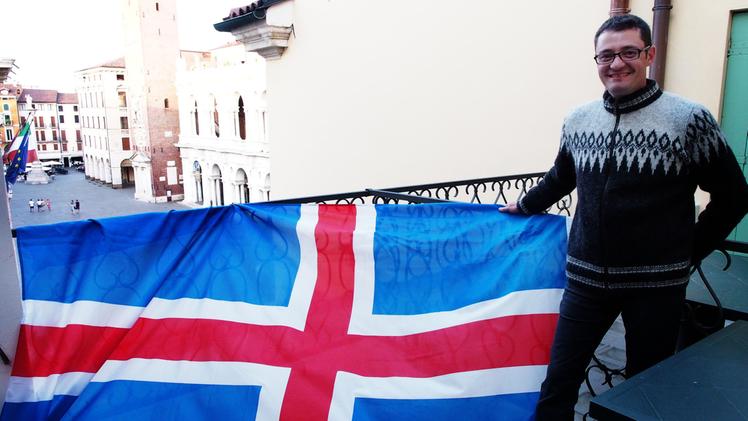 Marco Bazzo con la bandiera islandese sul balcone di casa. COLORFOTO