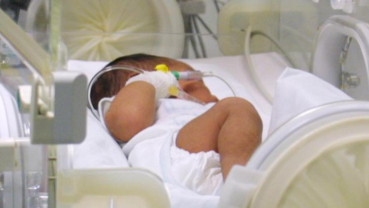 Un neonato riposa in un’incubatrice dell’ospedale. IMMAGINE D’ARCHIVIO