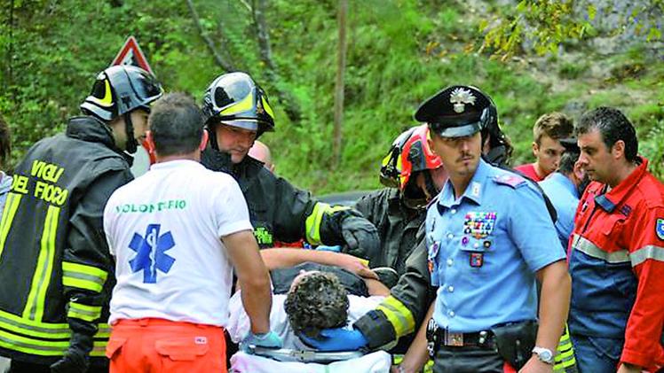 I soccorsi a uno dei feriti travolti dalla Peugeot condotta dal pilota Chemin il 26 settembre 2009. CECCONL’avvocato Elena PeronNarciso Paccagnella