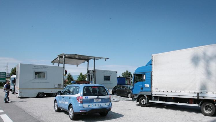 Il centro di revisione mobile viene allestito settimanalmente nel parcheggio di Vicenza Ovest. COLORFOTOUna pattuglia della Stradale ferma un camion per  controlli. COLORFOTO