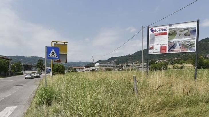 L’area dove sorgerà il Tosano lungo la strada provinciale e la linea elettrica da spostare.  FOTO MASSIGNAN