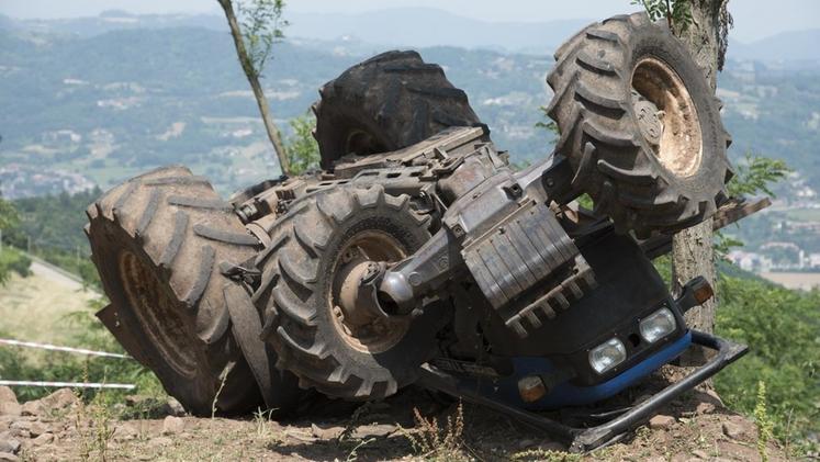 Il trattore rovesciato nel punto dove è avvenuto l’incidente in località Calvarina. FOTOSERVIZIO MASSIGNAN