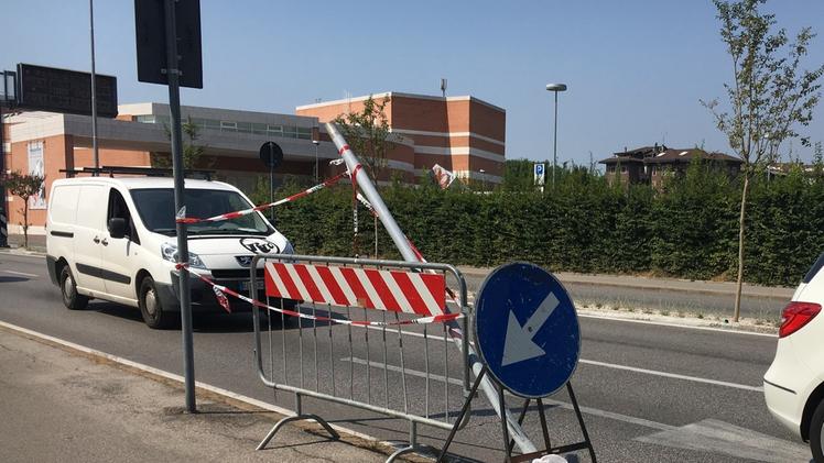 Un palo che pende in viale Mazzini: oltre a essere stato transennato è stato segnalato da un altro cartello