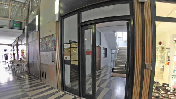 Galleria Tabacchi, in via Roma, e l’ingresso che conduce all’ufficio di Procopi FOTO CECCONIl professionista Gianpietro Procopi, 75 anni