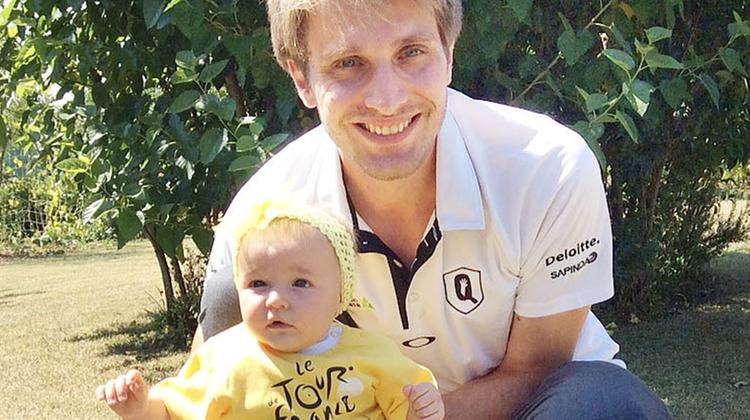Mattia Michelusi e la figlia con la maglia del Tour de France. FOTO STUDIOSTELLA