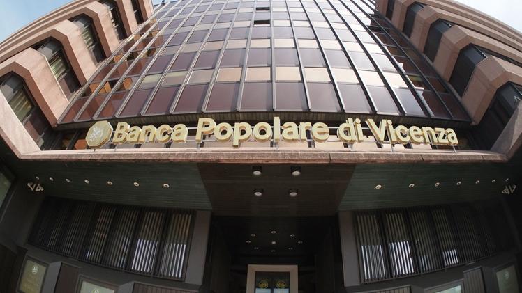 La sede della Banca popolare di Vicenza, in via Battaglione Framarin, al centro dell’inchiesta della procura. ARCHIVIO