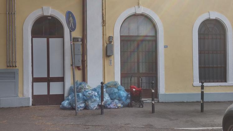 I rifiuti accumulati davanti alla stazione ferroviaria
