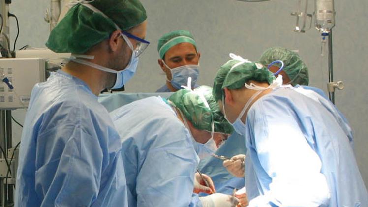Medici impegnati in un intervento di cardiochirurgia. ARCHIVIO