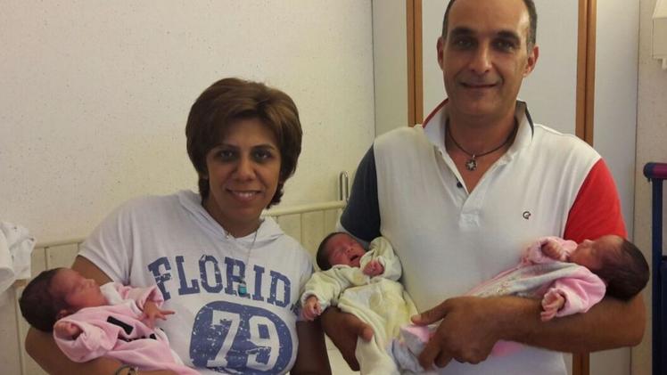 I neo genitori posano felici all’ospedale San Bortolo assieme alle tre gemelline