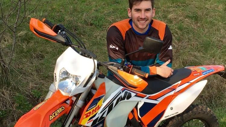 Mattia Fracasso con la moto rubata in un garage di via Stadio. L.N.