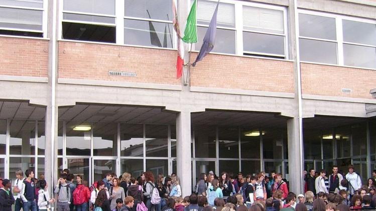 Alcuni studenti davanti alla sede del liceo Da Vinci di Arzignano