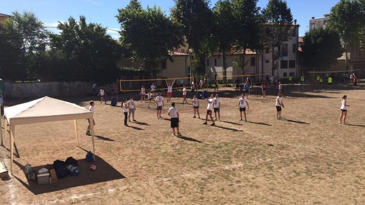 Una fase degli incontri del “Matta volley” al campo del Mattarello lo scorso luglio. FOTO NICOLI