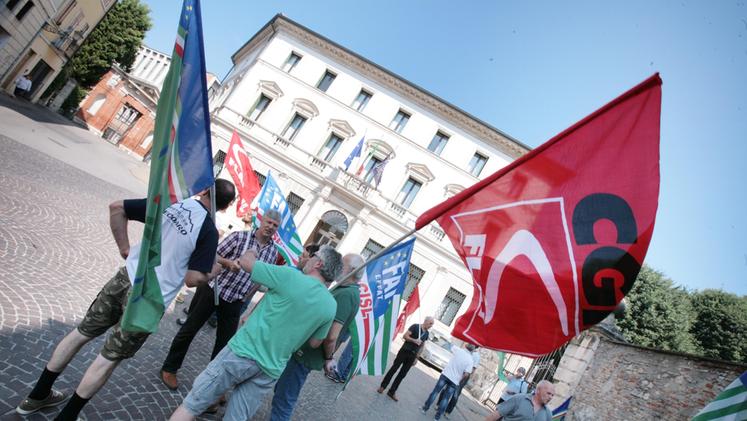 Presidio dei lavoratori Recoaro in piazza Castello (Colorfoto)