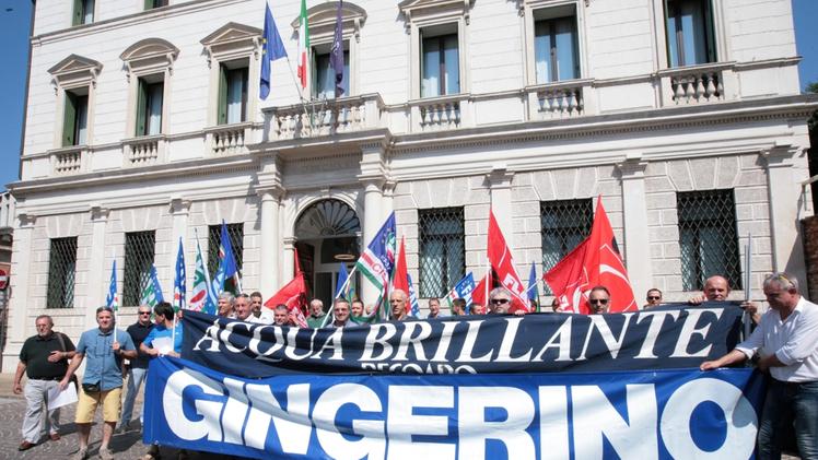 La protesta di ieri mattina di alcuni lavoratori della Recoaro in piazza Castello a Vicenza. COLORFOTO