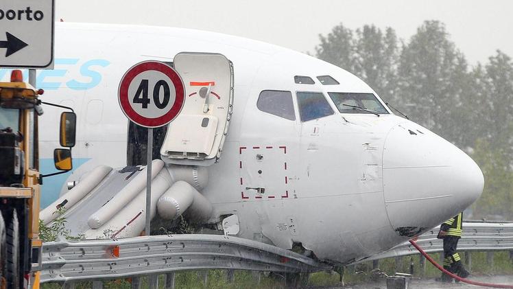 L’aereo uscito di pista ieri mattina all’aeroporto di Orio al Serio e finito sul guard rail della strada