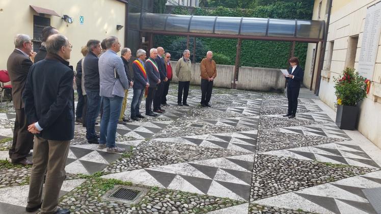 Una recente cerimonia in ricordo dell’Eccidio di Schio nel cortile della biblioteca dove avvenne la strage