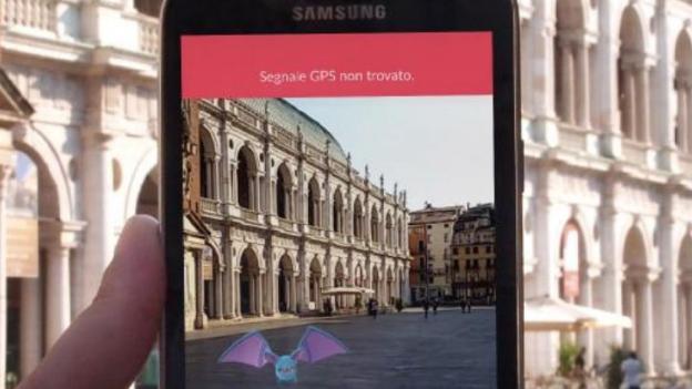 A caccia di Pokémon in piazza dei Signori a Vicenza. Sono sempre di più le persone che dedicano il loro tempo a cercare Pickachu