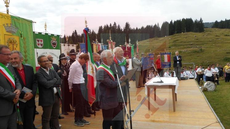 Il sindaco Orsi prende la parola a malga Zonta. FOTO FILOFOSO