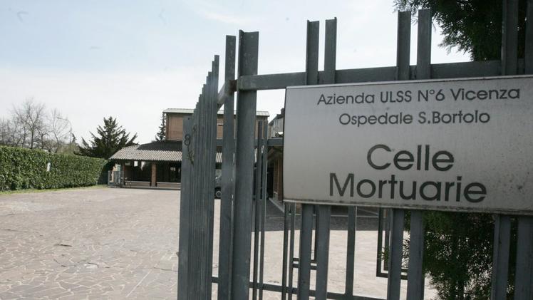 Il cancello d’ingresso alle celle mortuarie dell’ospedale San Bortolo