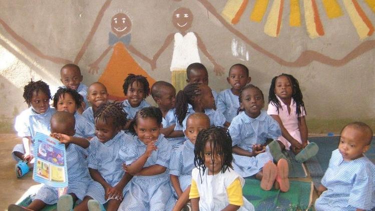 Amelia Barbieri, circondata dai “suoi” bambini, a cui ha dato amore e speranza, in Africa. FOTOSERVIZIO COGO La sua espressione dolce e tenaceI bambini di nonna Amelia possono guardare al futuro