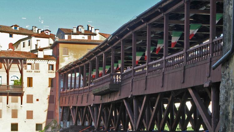Turisti a passeggio sul Ponte imbandieratoSi allungano ancora i tempi per il restauro del Ponte Vecchio. FOTO CECCON