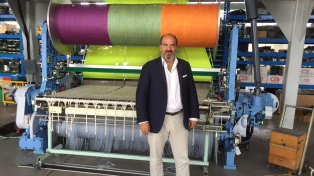 Ferdinando Businaro davanti al primo telaio tessile Smit della nuova era “Santex Rimar Group”