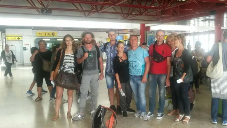 Alcuni dei turisti vicentini rimasti bloccati per molte ore all’aeroporto di Lisbona