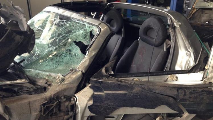 La Smart Roadster del giovane cameriere distrutta nel terribile incidente a settembre del 2014. ARCHIVIO