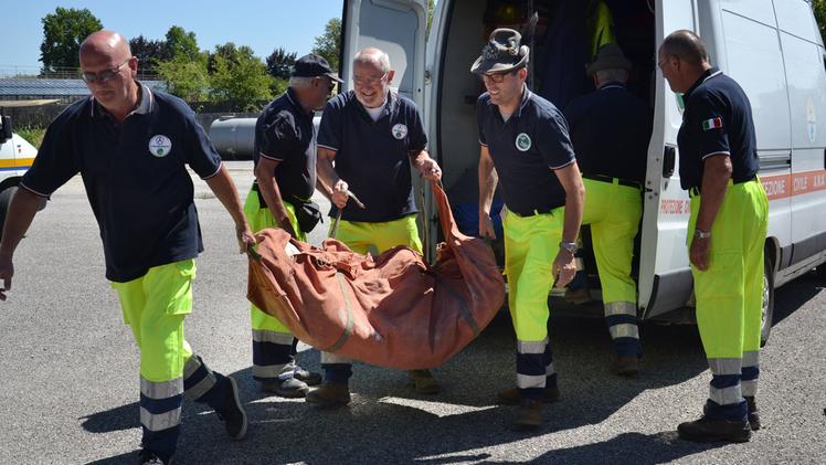 I volontari della Protezione civile Ana preparano il materiale da portare nelle zone del centro Italia colpite dal terremoto. COLORFOTO