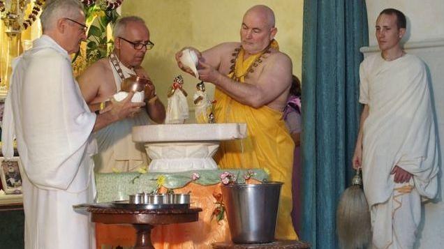 Un momento della cerimonia tenutasi nel tempio di Albettone. A.G.Il rito delle statuine di bronzo durante il Natale di Hare Krishna. A.G.