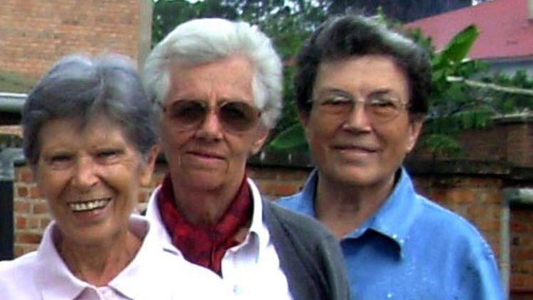 Il libro edito dalla EmiDa sinistra suor Bernardetta Boggian, suor Olga Raschetti e suor Lucia Pulici
