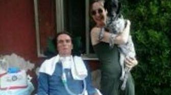 Paolo Dal Zotto nel giardino di casa, insieme alla compagna Ilenia e al loro cane. DALL’IGNA