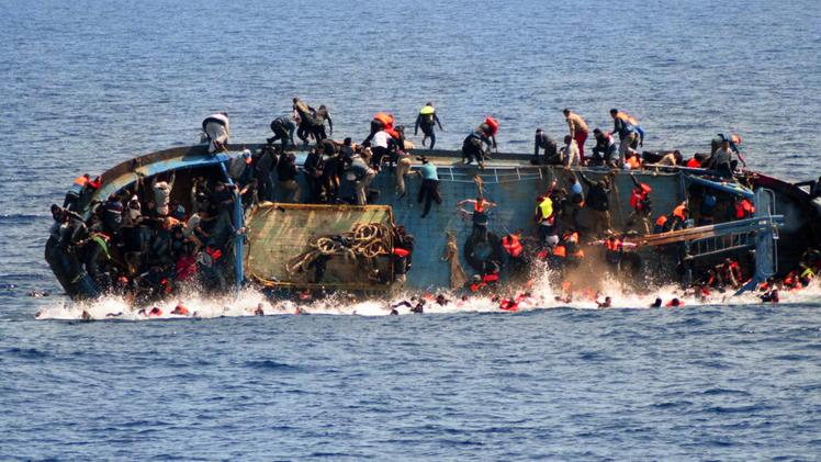 Un barcone rischia di affondare. In 4 giorni le coste italiane hanno assistito all’arrivo di 13 mila profughi